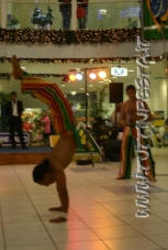 esibizione di capoeira, spettacolo capoeira con acrobazie e combattimenti presso centro commerciale