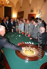 serata casinò, parodia di casino con tavoli da roulette, black-jack e poker, croupier professionisti