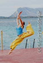 danzatrice acrobatica, contorsionista, spettacolo di contorsione aerea