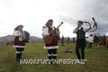 howard giocoliere suona il corno in un evento natalizio, natale a San Marino